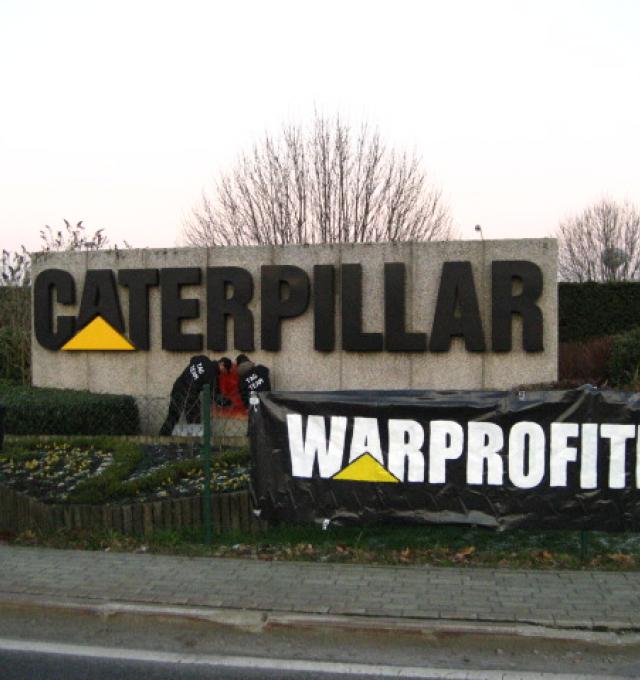 foto van een actie bij Caterpillar - je ziet het logo van caterpillar en een spandoek met warprofiteer op